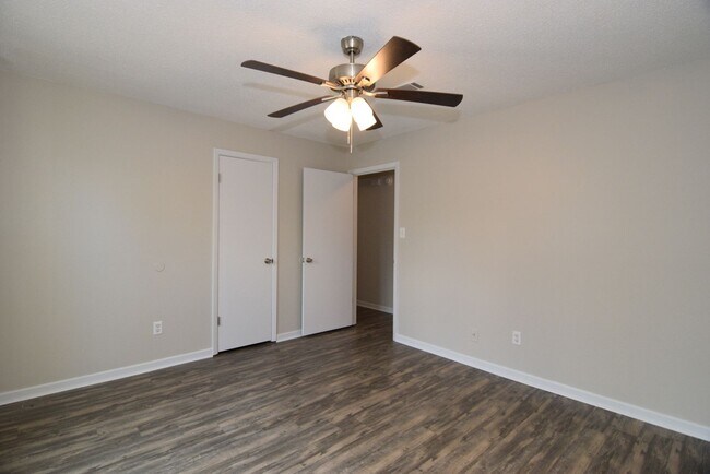 Building Photo - Renovated 3 Bed/2 Bath w/ Large Fenced Back Yard