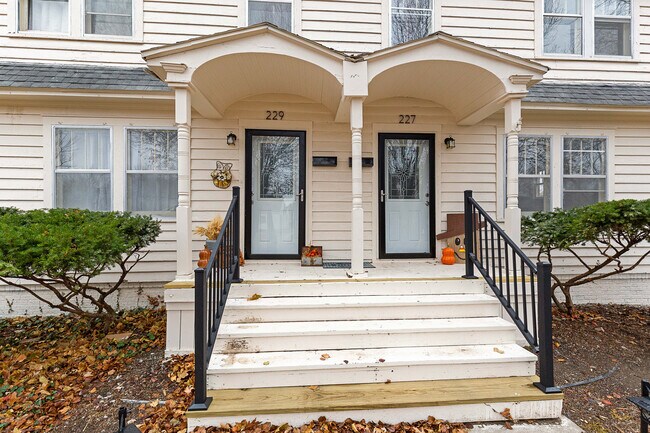 Building Photo - 227 E 17th Ave