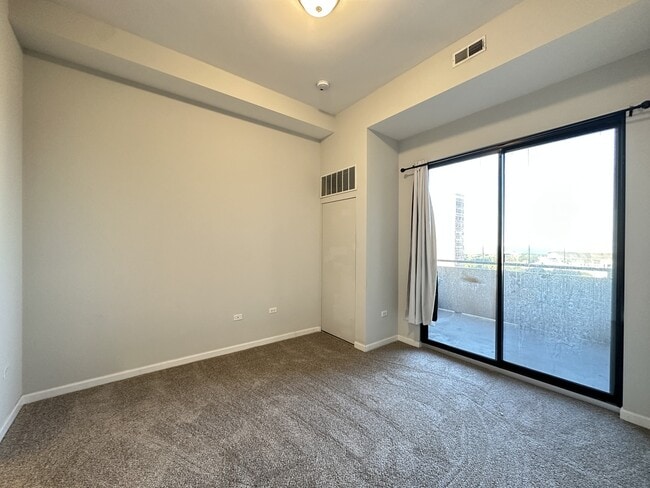 Building Photo - 1464 S Michigan Ave