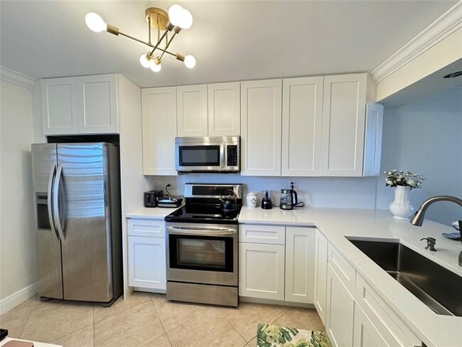Building Photo - 8 Royal Palm Way