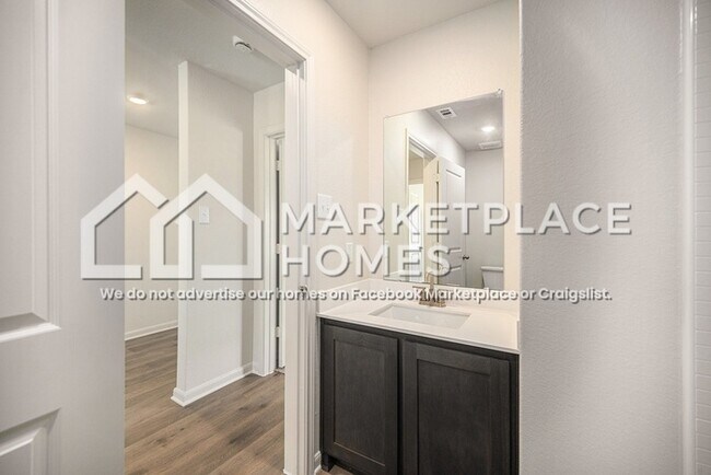 Building Photo - 933 Burlington Ave