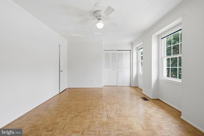 Building Photo - 8350 Glastonbury Ct