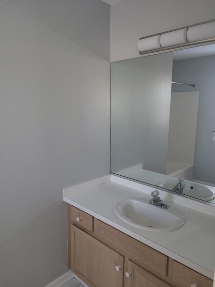 ensuite bath - 2775 N Forest Rd
