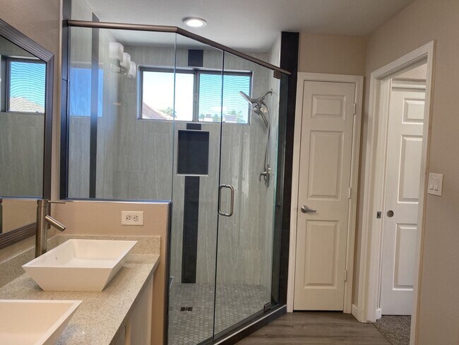 Building Photo - Must See 2/2.5 Condo in Pointe South Mount...
