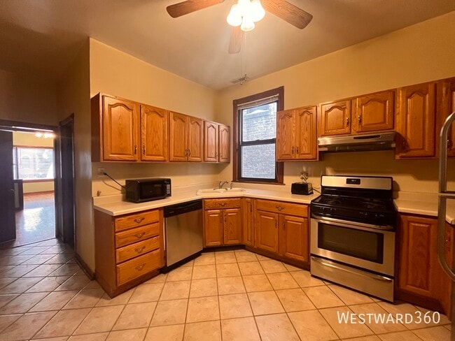 Primary Photo - 3110 N Kenmore Ave