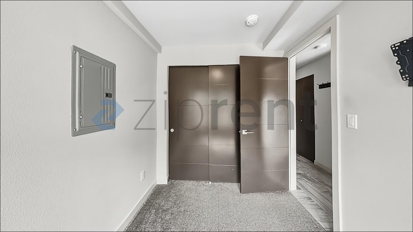 Building Photo - Unit