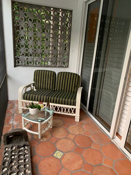 Screened Porch - 401 Peruvian Ave