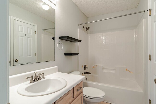 Building Photo - Well-maintained cottage home in Bellview