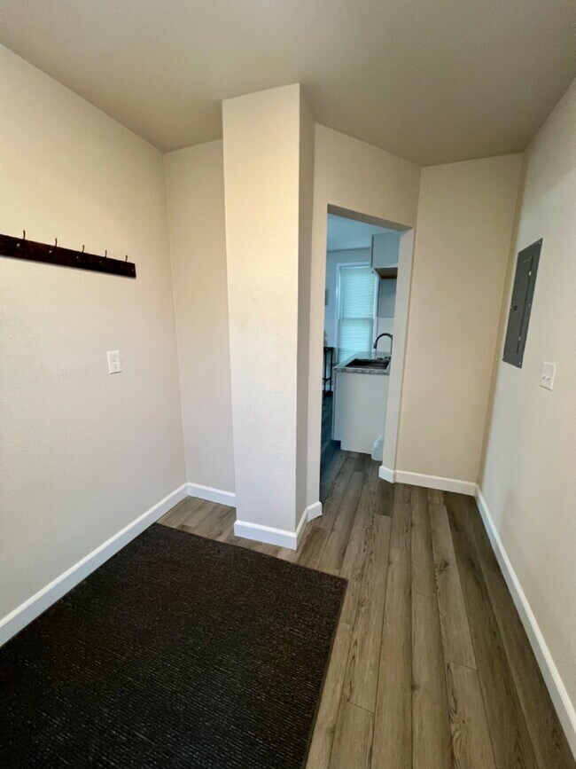 Building Photo - Renovated Short Term Rental!