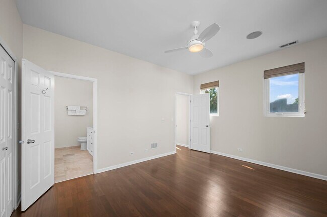 Building Photo - 876 N Hermitage Ave