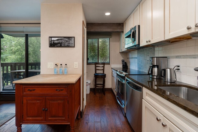 Building Photo - 1024 E Hopkins Ave