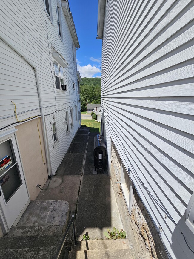 Building Photo - 154 E Catawissa St
