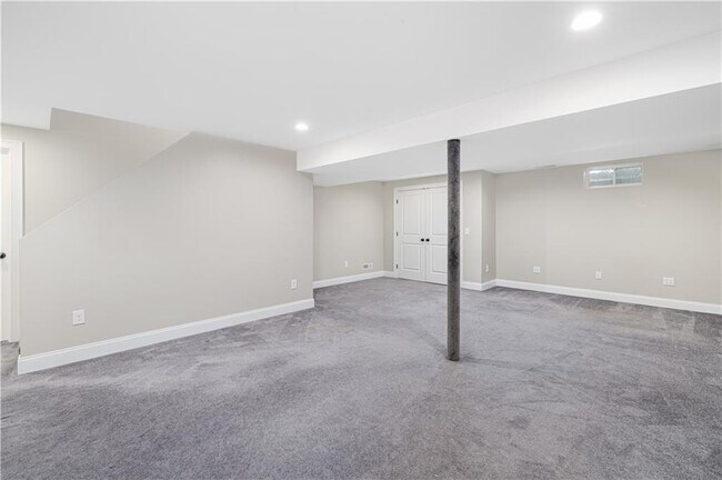 Building Photo - 20 Vanderbilt Ln