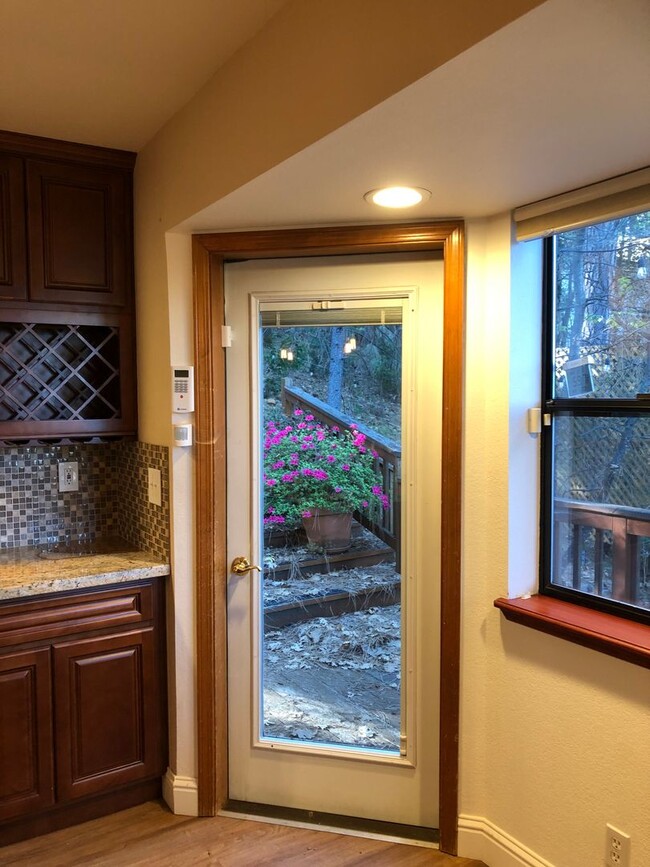 Building Photo - Gorgeous Alta Sierra Views with extra room.