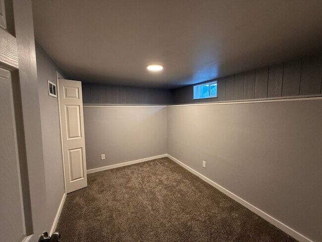 Building Photo - 1137 Pando Ave