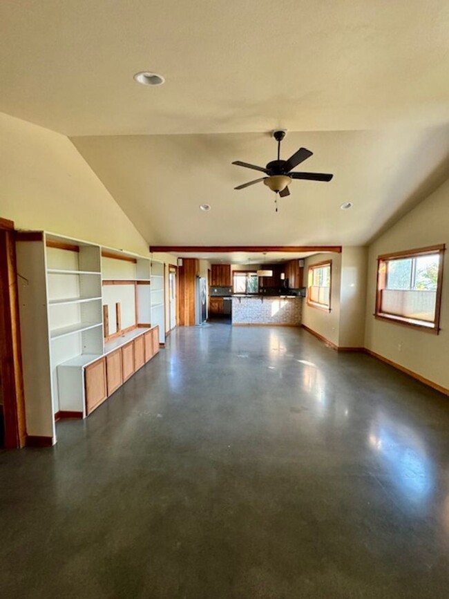 Building Photo - Charming 3-Bedroom, 2-Bathroom Single-Leve...