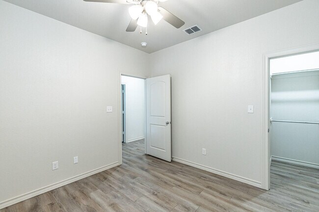 Building Photo - 5504 Kemper St
