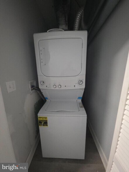 Building Photo - 1133 W Somerset St