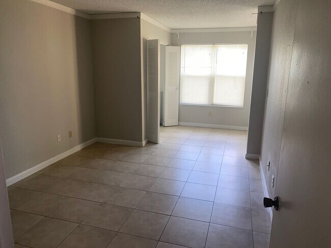 Building Photo - Venetian Place - 613
