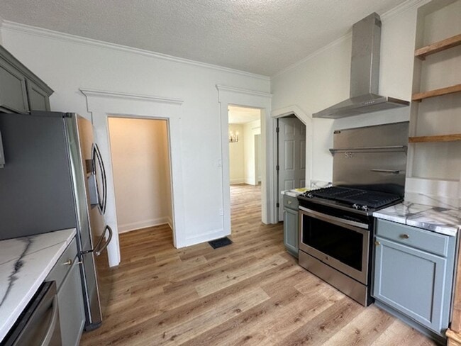 Building Photo - Discover the perfect blend of comfort, con...