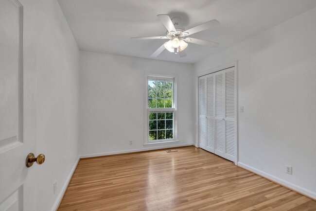 Building Photo - One level living in the heart of Brentwood