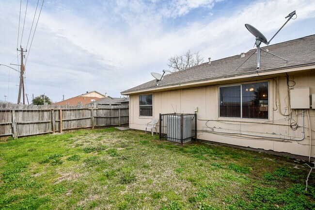 Building Photo - Nice duplex is back on the market
