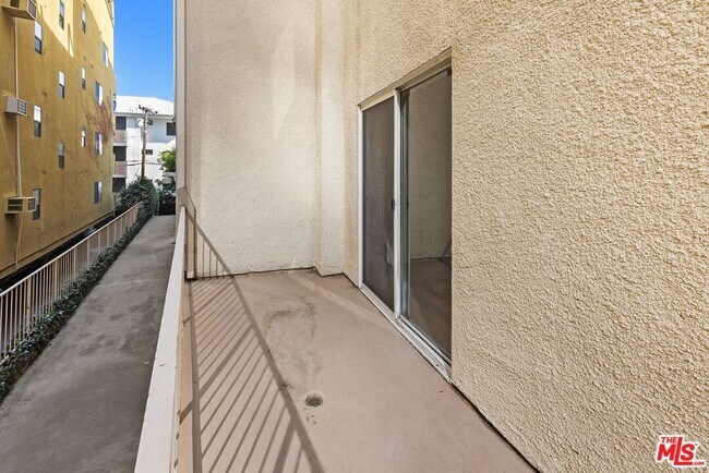 Building Photo - 10960 Ashton Ave