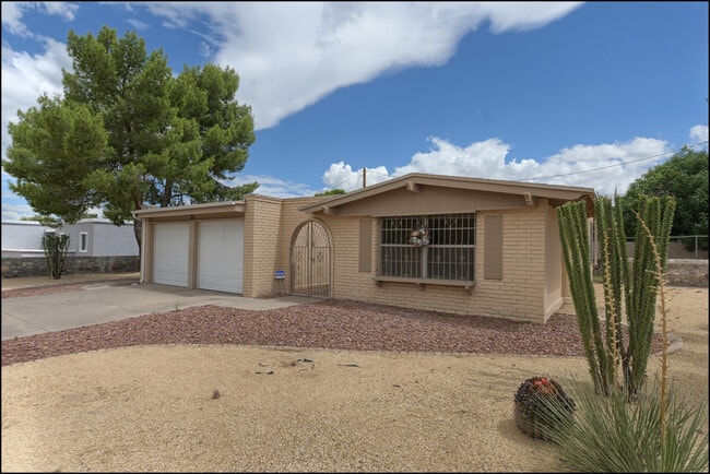 Building Photo - 4109 Roxbury Dr