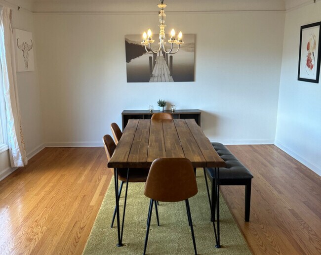 Building Photo - 605 SW Moss St