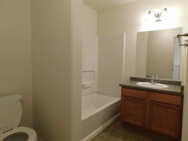 Building Photo - Townhome North GJ!!