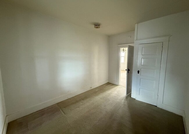 Building Photo - Charming Country Farmhouse in Elberta!