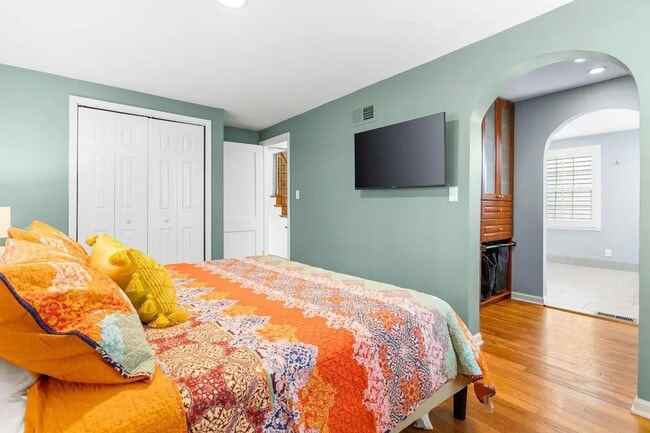 Building Photo - Stunning 3BR 3BA Fully Furnished Home w/ Granite Kitchen + Patio & Fenced Yard in Prairie Village