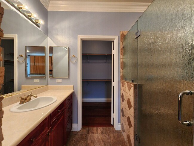 Building Photo - Entertainers Delight with minutes of shopping and restaurants