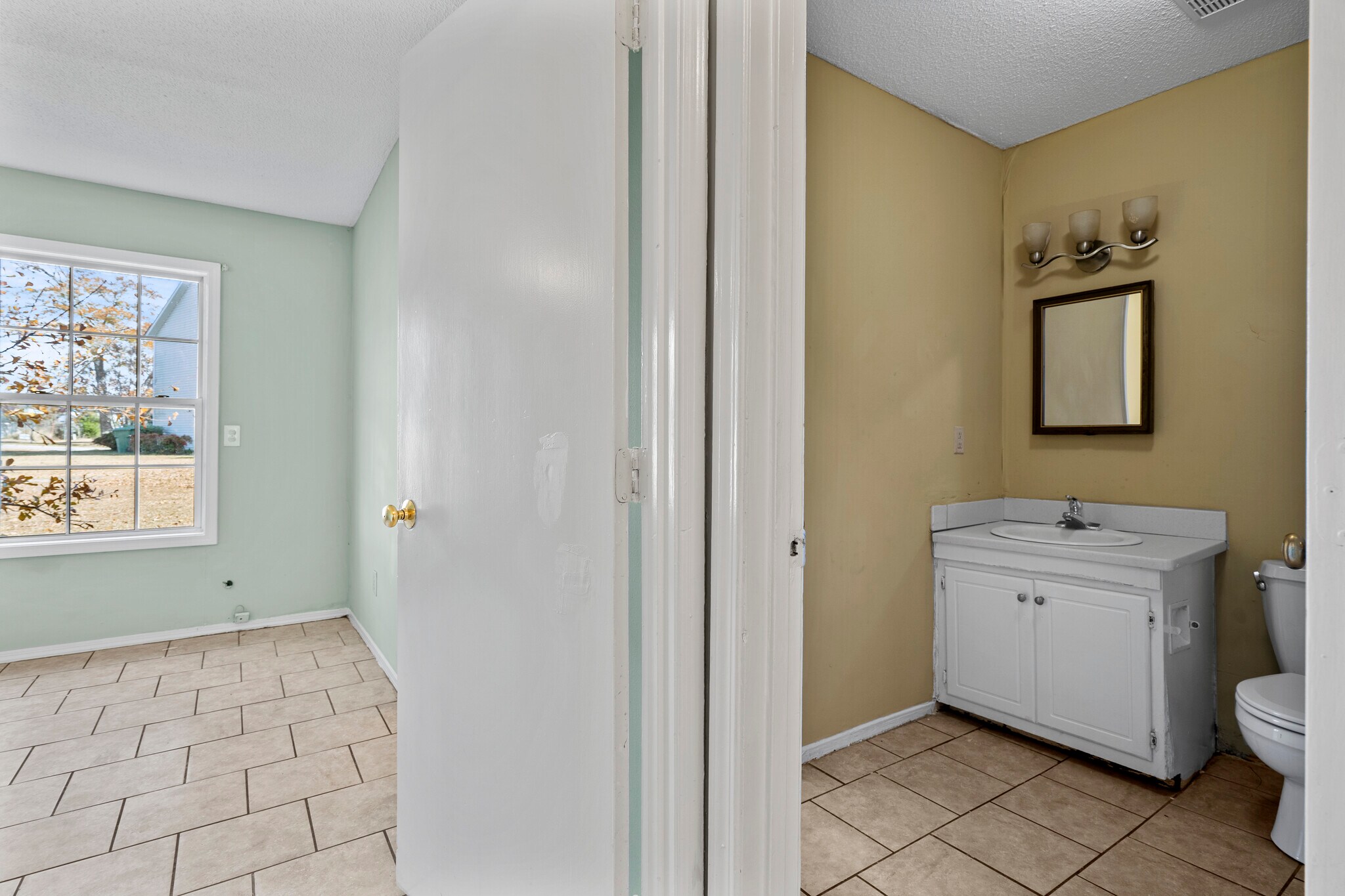 Building Photo - 2231 Woodridge Ln