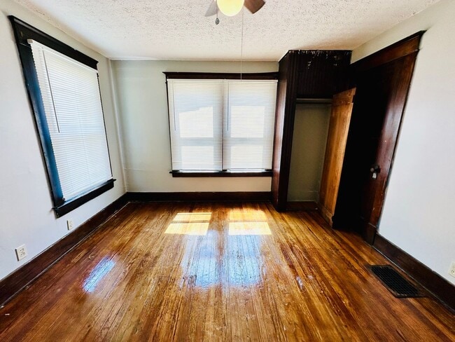 Building Photo - Adorable 2 bedroom home with two living ar...