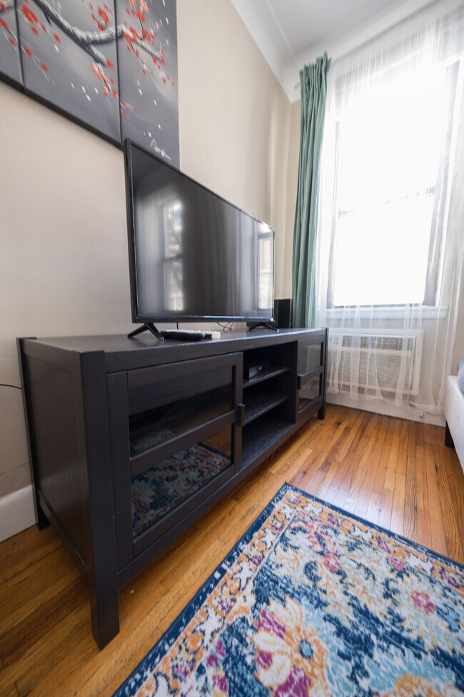 Building Photo - 300 E 74th St