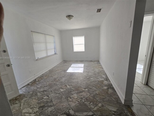 Building Photo - 17193 NE 18th Ave