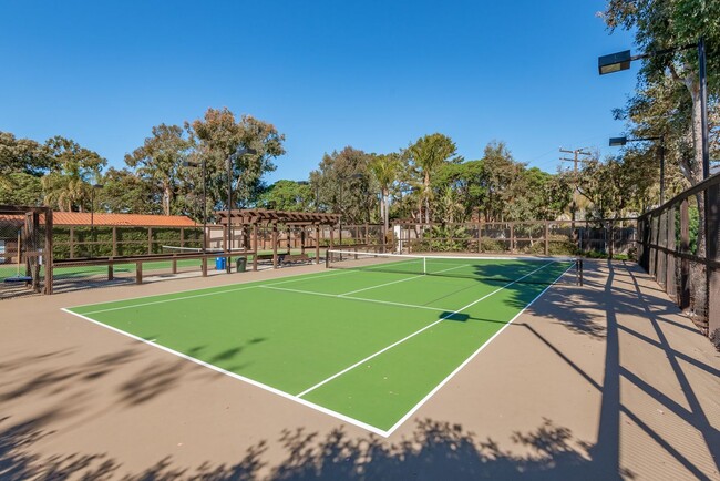 Building Photo - Ideal Location! El Escorial at East Beach