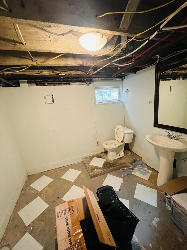 Building Photo - Charming 3bdrm/1.5bth Home Conveniently Lo...