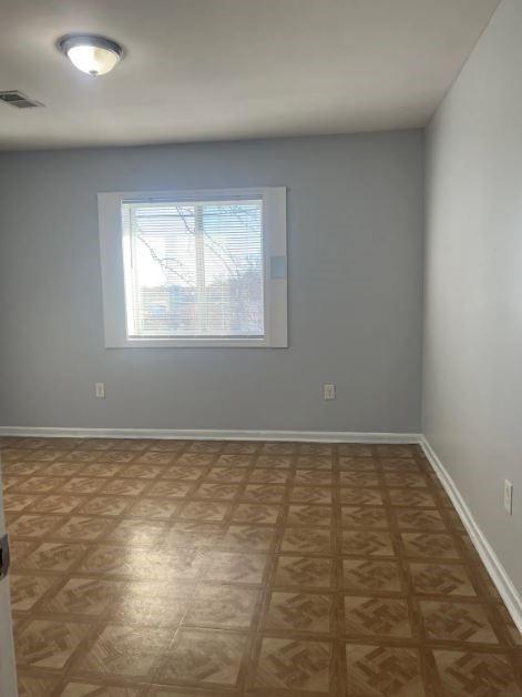 Building Photo - 305 W Oak St