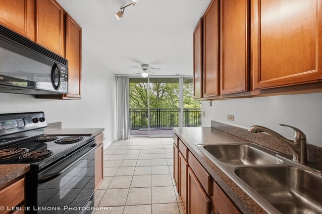 Building Photo - 5950 Oakwood Dr