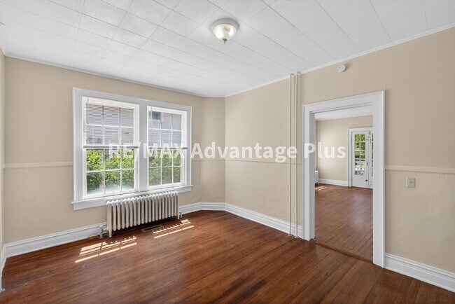 Building Photo - 106 Grove St