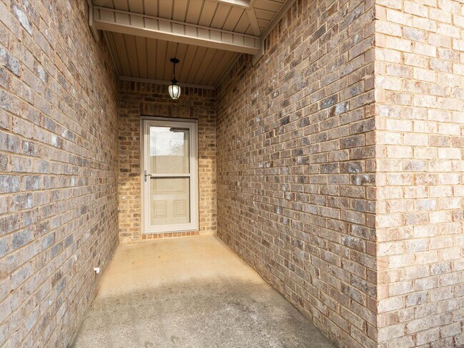 Building Photo - Beautiful Brick Home in Canebrake