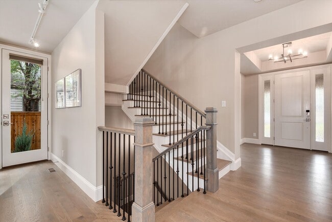 Building Photo - Furnished Home - Move in Ready!