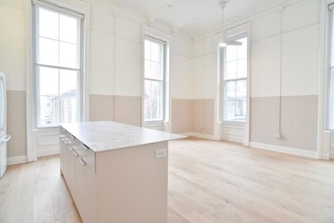 Building Photo - 30 W Broad St