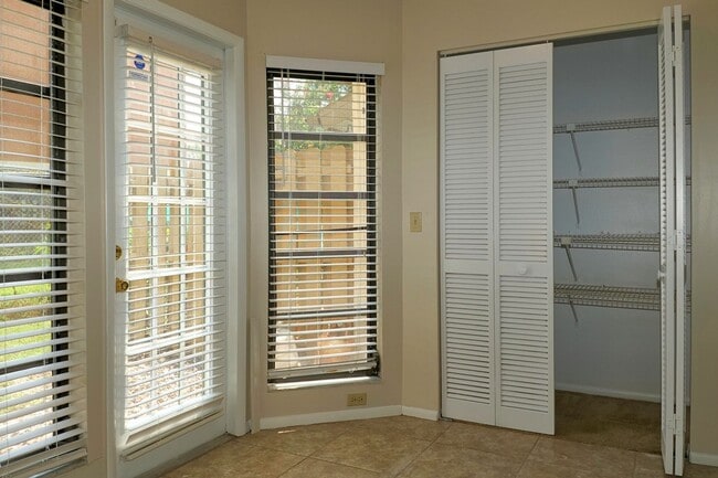 Building Photo - Spacious 2bd 2bth home with bonus room!