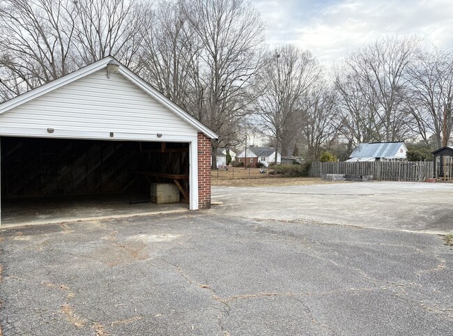 Building Photo - 3 Bedroom, 2 Bathroom in Eden!