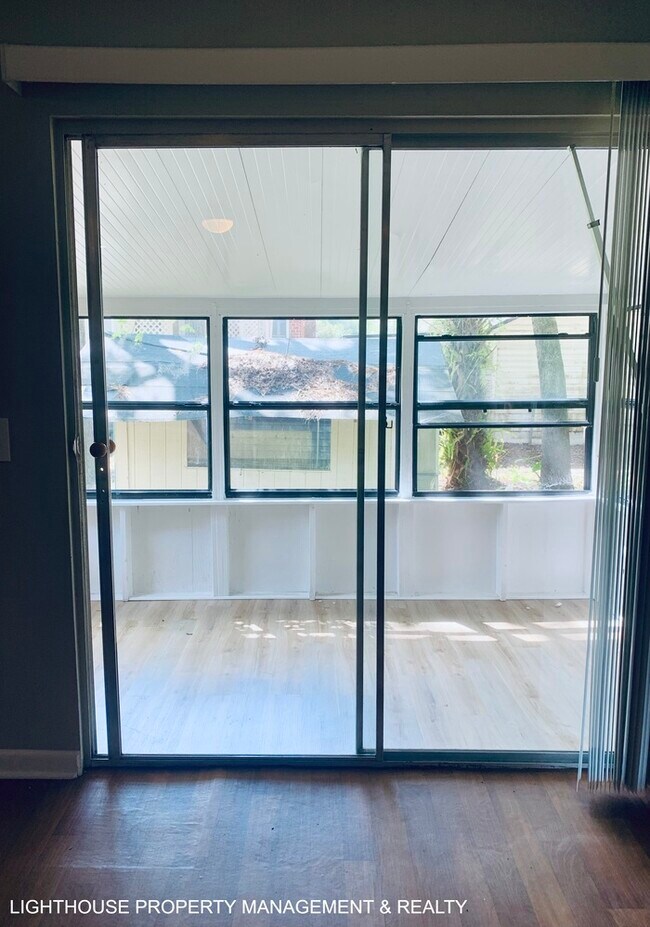 Building Photo - Cozy 2/1 duplex