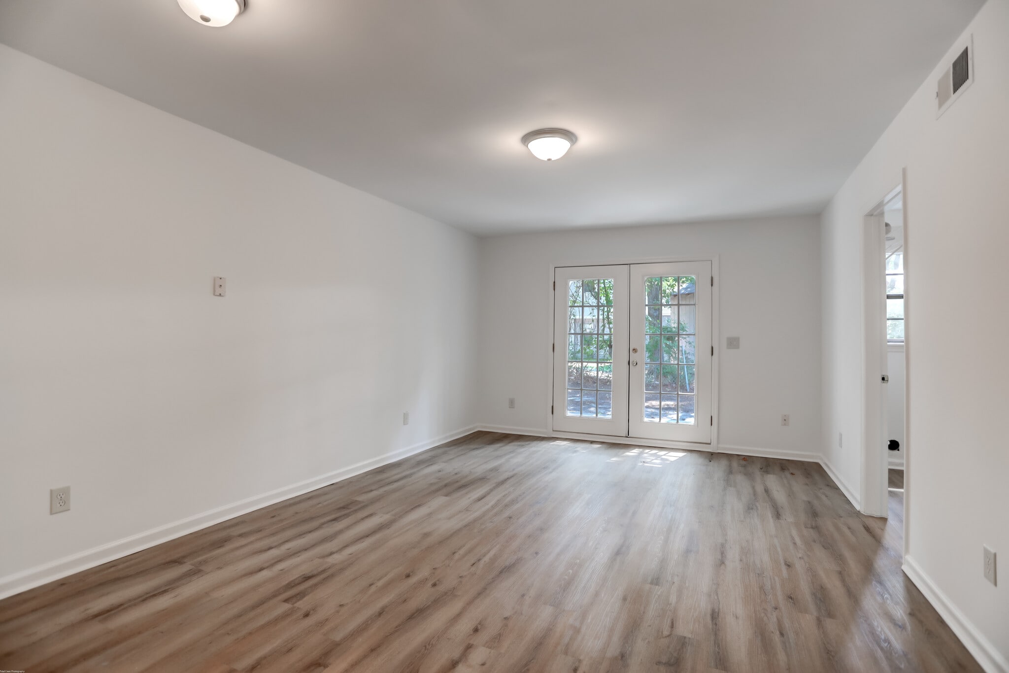 Building Photo - 1618 Poinsettia Rd