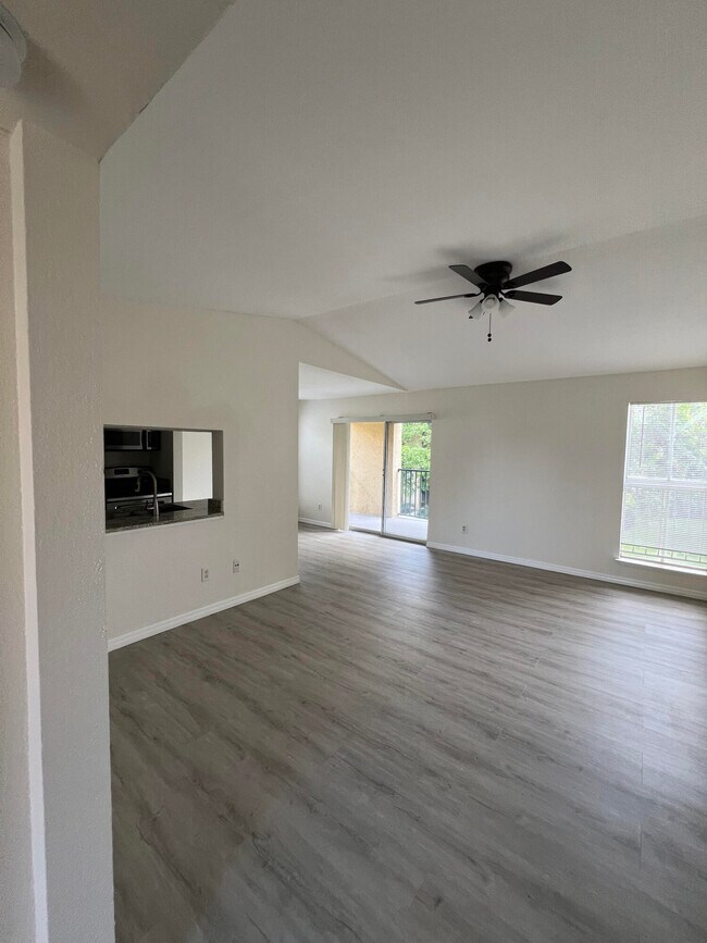 Building Photo - 899 Riverside Dr